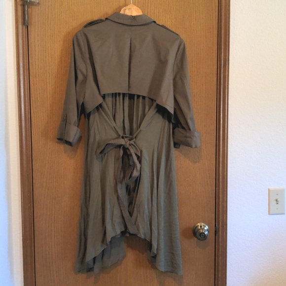 Lightweight Green Jacket - Picture 2 of 7